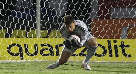 Léo Jardim é o goleiro com mais defesas difíceis do Brasileiro 2023;  confira os números